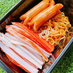 มาม่าเผ็ดปูอัด+ไส้กรอกหนังกรอบ