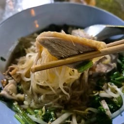 ต้อยก๋วยเตี๋ยวลูกชิ้น ลำนารายณ์