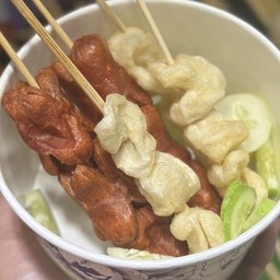 ไส้กรอกแดงในตำนาน + ลูกชิ้นหมูกรอบบุรีรัมย์ ( 5 ไม้ )