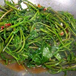 ผัดผักบุ้งนาไฟแดง