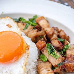 ข้าวกะเพราหมูกรอบ ไข่ดาว