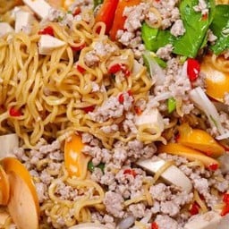 ยำมาม่า (หมูสับ+หมูยอ+ไส้กรอก)