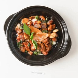 ไก่ผัดซอสสามถ้วยหม้อดิน (S)