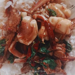 กะเพรา หมูสับ ปลาหมึก