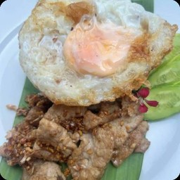 ข้าวหมูกระเทียมพริกไทราดข้าวฟรีไข่ดาว