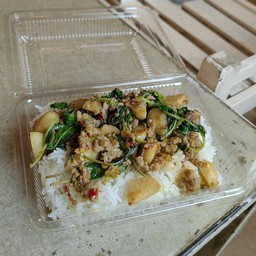 ข้าวราดกะเพราหมูสับลูกชิ้นปลา