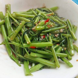 ข้าวราดผัดผักบุ้ง
