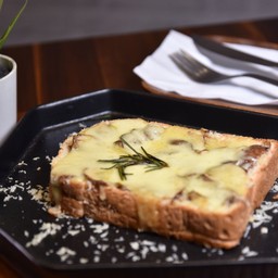 ขนมปังหน้าเห็ดและชีส