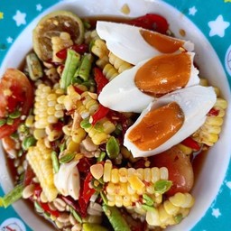 ตำข้าวโพดไข่เค็ม (ปลาร้านัว)