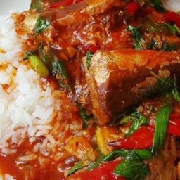 กระเพราปลากระป๋อง (ราดข้าว)