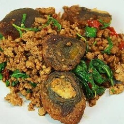 ข้าวกระเพราไข่เยี่ยวม้าทอด+เนื้อสับ