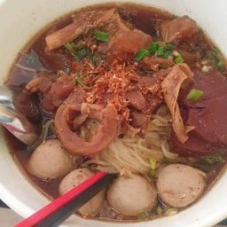 ก๋วยจั๊บหมูกรอบ บ้านโจ้ ก๋วยจั๊บหมูกรอบทองพันใบ