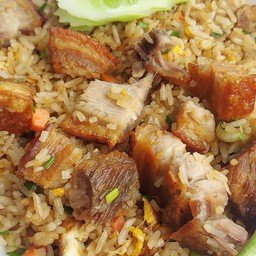 ข้าวผัดหมูกรอบ