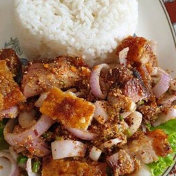 ข้าวลาบหมูสามชั้นทอด