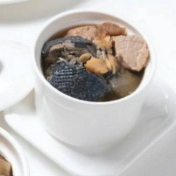 ซุปไก่ดำและหมูตุ๋นโสม (Per Person)