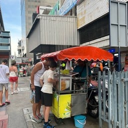 ลูกชิ้นทอด บีทีเอสสนามเป้า