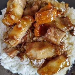 หมูกรอบผัดกระเทียม พิเศษ