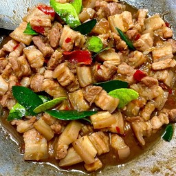 หมูสามชั้นผัดกะปิ (ราดข้าว)
