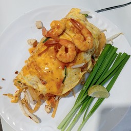 ผัดไทยกุ้งสดห่อใข่