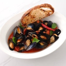 Black Mussel in Arabbiata sauce & Sourdough
