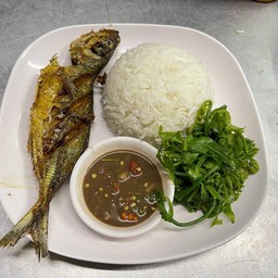 ข้าวบูดูปลาทอด+ผักลวก