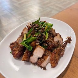 สามชั้นทอดมะแขว่น