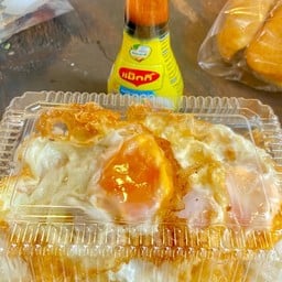 ข้าวไข่ดาว 3 ฟองเหยาะซอสแม๊กกี้