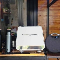et LUX Barber & Bistro ซอยหมอศรี ติดกับประตูโรงเรียนยอแซฟอุปถัมภ์