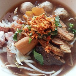 ก๋วยเตี๋ยวเนื้อรวม น้ำตก