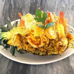 ข้าวผัดสับปะรดกุ้ง Pineapple fried rice with shrimp
