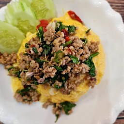 ไข่ข้น เนื้อ กุ้ง หมึก ผัดกะเพรา (กับข้าว)