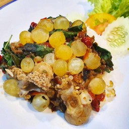 ข้าวกะเพราไข่ปลาริวกิว .