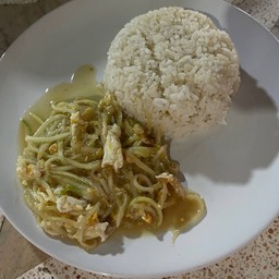 แตงกวาฝอยผัดไข่ราดข้าว