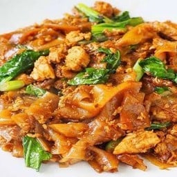 เส้นใหญ่ผัดซีอิ้วหมูนุ่ม