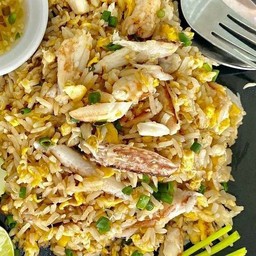 ข้าวผัดเนื้อก้ามปู