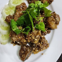 กระดูกหมูทอดกระเทียม