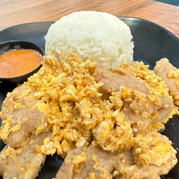 ข้าวหมูหรือไก่ ผัดซอสสุกี้โบราณ