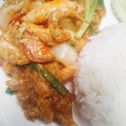 ข้าวราดเนื้อก้ามปู ผัดผงกะหรี่