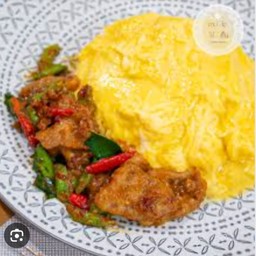 ข้าวไข่ข้นพริกเเกงหมูชิ้น