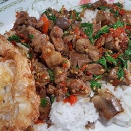ข้าวกะเพราเครื่องในไก่ ไข่ดาว