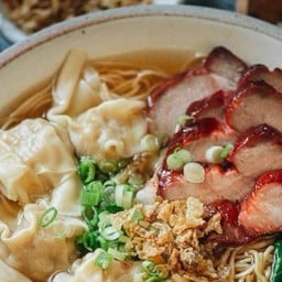 จิน บะหมี่ หมูย่างเตาถ่าน  ข้าวมันไก่ ก๋วยเตี๋ยวหมูต้มยำมะนาว  บะหมี่เกี๊ยวหมูแดงหมูกรอบ  ข้าวหมูแดงหมูกรอบ  ก๋วยเตี๋ยวลูกชิ้น  ลูกชิ้นปิ้ง  ลูกชิ้นหมู  ลูกชิ้นเอ็นหมู  ไส้กรอกแดงในตำนาน  มาม่าต้มยำ  ร้านแนะนำ  ร้านเวรี่กู้ด -