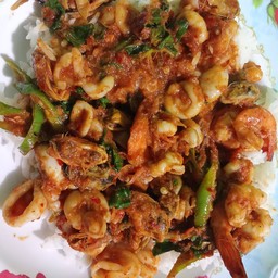 ผัดพริกแกง ทะเล ราดข้าว (กุ้งสด หมึกสด หอยแมลงภู่)