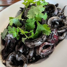 หมึกผัดน้ำดำ ราดข้าว