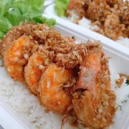 กุ้งทอดกระเทียมราดข้าว.