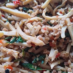 ผัดกระเพราหมูหน่อไม้