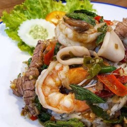 กะเพรารวมมิตรกับข้าว.