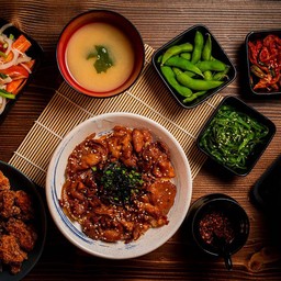 ข้าวหน้าสามชั้นผัดซอสยากิด้ง