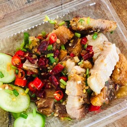 หมูกรอบคั่วพริกเกลือ กับข้าว