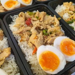 ข้าวไก่ผัดพริกขี้หนู+ไข่ต้ม