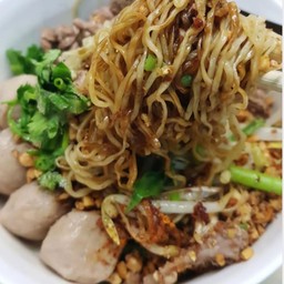 เส้นหมี่เหลืองเเห้งหมู-ลูกชิ้น